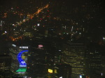 南大門の絵をライトアップしている新韓銀行